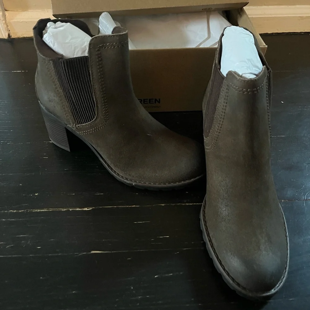 New Clarks Leda Up Brown Suede Leather Chelsea Boots Heeled Lug Sole NIB 8.5
